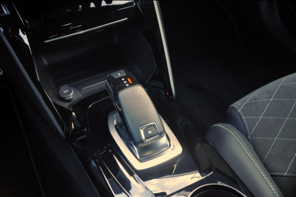 Peugeot 2008 1.2 PureTech 130 PK GT Pack Automaat | Navigatie | Camera