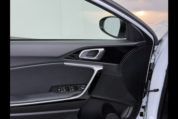 Kia Ceed Sportswagon T-120PK GT-Line Camera Apple Carplay/Android Zwarte-Hemel Navi Ecc Cruise Pdc 1/2 Leder 17"lm Regensensor Rijstrooksensor Led Bluetooth Verkeersbord detectie Connected 1e Eigenaar EURO6 Volledig Kia-Dealer OnderhoudenOrig.NLse auto
