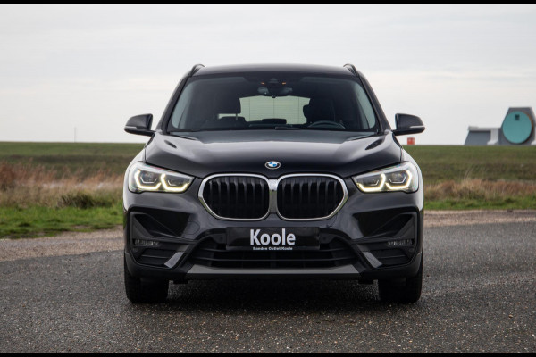 BMW X1 xDrive25e Executive X CAMERA / CARPLAY / HEAD UP DISPLAY / LEDER / LED / CRUISE CONTROLE / STOELVERWARMING