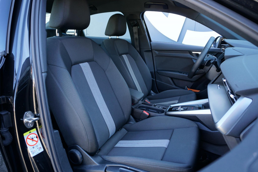 Audi A3 Limousine 30 TFSI Business edition + STOELVERWARMING / KEYLESS