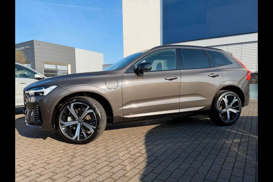 Volvo XC60 2.0 T8 Plug-in hybrid AWD Plus Dark (335kW/455PK) LUCHTV, PANO, ACC, HuD, 21-inch LMV ** Ex VOLVO - 26k Onder NP ** ** INFORMEER OOK NAAR ONZE AANTREKKELIJKE FINANCIAL-LEASE TARIEVEN **