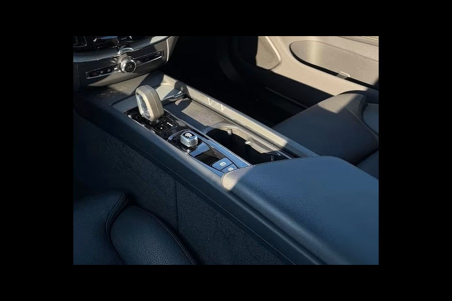 Volvo XC60 2.0 T8 Plug-in hybrid AWD Plus Dark (335kW/455PK) LUCHTV, PANO, ACC, HuD, 21-inch LMV ** Ex VOLVO - 26k Onder NP ** ** INFORMEER OOK NAAR ONZE AANTREKKELIJKE FINANCIAL-LEASE TARIEVEN **