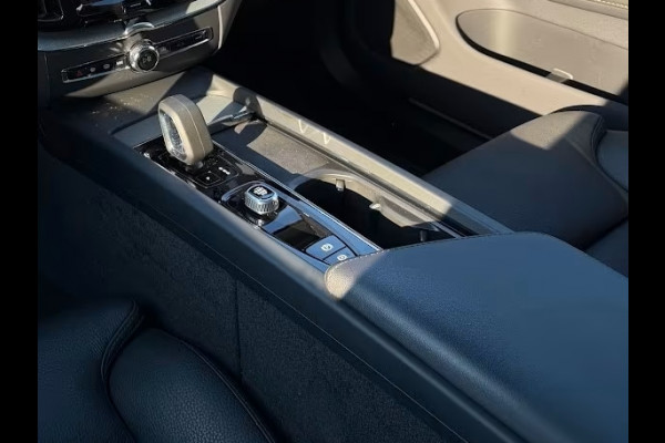 Volvo XC60 2.0 T8 Plug-in hybrid AWD Plus Dark (335kW/455PK) LUCHTV, PANO, ACC, HuD, 21-inch LMV ** Ex VOLVO - 26k Onder NP ** ** INFORMEER OOK NAAR ONZE AANTREKKELIJKE FINANCIAL-LEASE TARIEVEN **