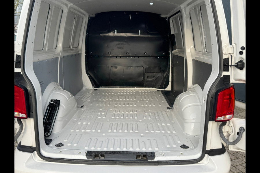 Volkswagen Transporter * Automaat L1H1 * Camera * Navigatie * Cruise * LM Velgen *
