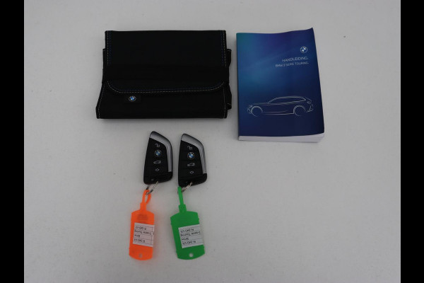 BMW 3 Serie 318i | Leder | Adaptive cruise | Stoelverwarming | Memory | Live Cockpit | Sportstoelen | Carplay | Keyless | Trekhaak | Parkeerhulp | Climate control | Full LED | Origineel NL