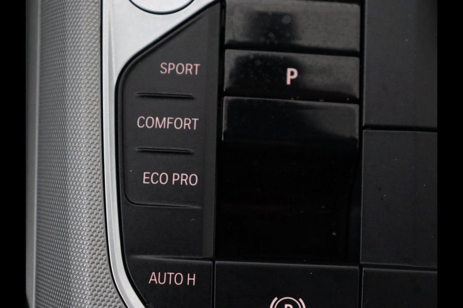 BMW 3 Serie 318i | Leder | Adaptive cruise | Stoelverwarming | Memory | Live Cockpit | Sportstoelen | Carplay | Keyless | Trekhaak | Parkeerhulp | Climate control | Full LED | Origineel NL