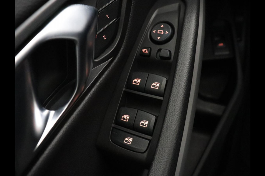 BMW 3 Serie 318i | Leder | Adaptive cruise | Stoelverwarming | Memory | Live Cockpit | Sportstoelen | Carplay | Keyless | Trekhaak | Parkeerhulp | Climate control | Full LED | Origineel NL