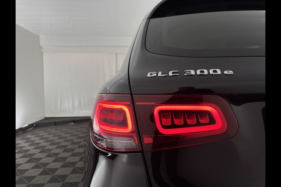 Mercedes-Benz GLC 300e 4MATIC Business Solution (Plug-In) {SOH-94%} (INCL-BTW) *LEATHER | FULL-LED | DIGI-COCKPIT | KEYLESS | DAB | HEATED-SPORTSEATS | CAMERA | PRIVACY-GLASS | NAVI-FULLMAP | ECC | PDC | CRUISE | 18''ALU*