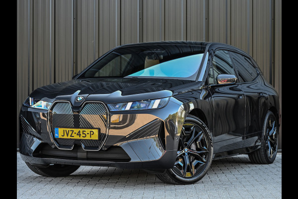 BMW iX xDrive45 101 kWh | NL-auto | Comfort access | Soft close | Iconic glow | Adaptive led | Sky lounge | Driving assistant prof. | Dab+ | Harman/kardon |