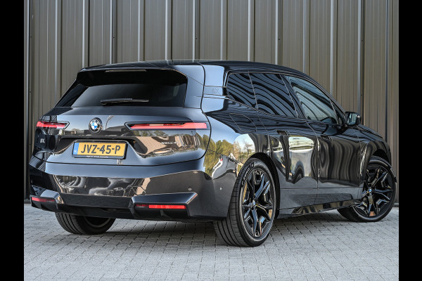 BMW iX xDrive45 101 kWh | NL-auto | Comfort access | Soft close | Iconic glow | Adaptive led | Sky lounge | Driving assistant prof. | Dab+ | Harman/kardon |