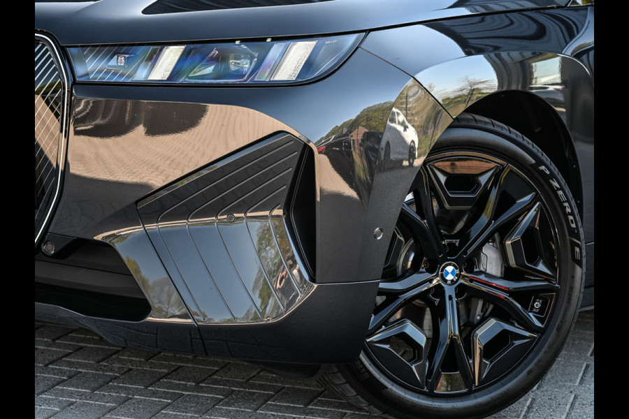 BMW iX xDrive45 101 kWh | NL-auto | Comfort access | Soft close | Iconic glow | Adaptive led | Sky lounge | Driving assistant prof. | Dab+ | Harman/kardon |