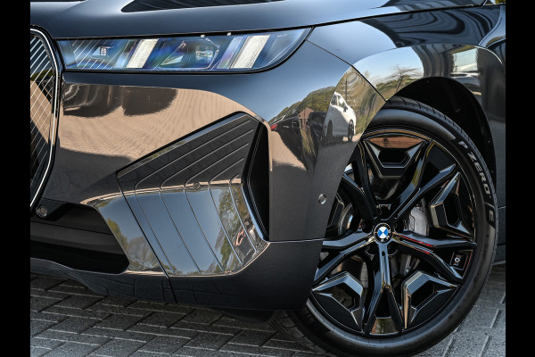 BMW iX xDrive45 101 kWh | NL-auto | Comfort access | Soft close | Iconic glow | Adaptive led | Sky lounge | Driving assistant prof. | Dab+ | Harman/kardon |