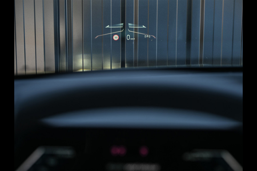 BMW iX xDrive45 101 kWh | NL-auto | Comfort access | Soft close | Iconic glow | Adaptive led | Sky lounge | Driving assistant prof. | Dab+ | Harman/kardon |