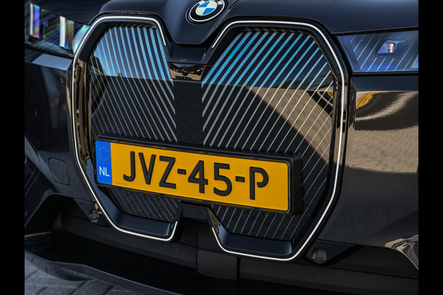 BMW iX xDrive45 101 kWh | NL-auto | Comfort access | Soft close | Iconic glow | Adaptive led | Sky lounge | Driving assistant prof. | Dab+ | Harman/kardon |
