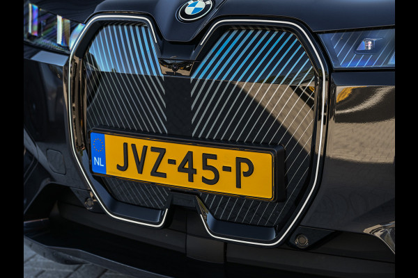 BMW iX xDrive45 101 kWh | NL-auto | Comfort access | Soft close | Iconic glow | Adaptive led | Sky lounge | Driving assistant prof. | Dab+ | Harman/kardon |