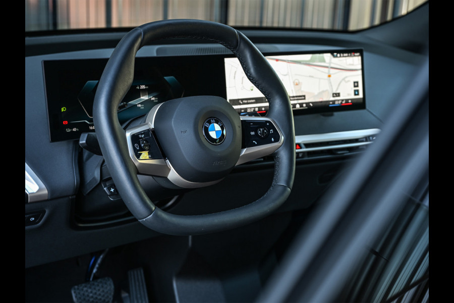 BMW iX xDrive45 101 kWh | NL-auto | Comfort access | Soft close | Iconic glow | Adaptive led | Sky lounge | Driving assistant prof. | Dab+ | Harman/kardon |
