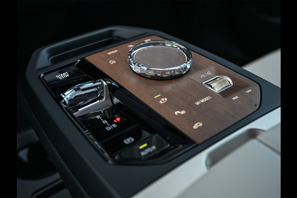BMW iX xDrive45 101 kWh | NL-auto | Comfort access | Soft close | Iconic glow | Adaptive led | Sky lounge | Driving assistant prof. | Dab+ | Harman/kardon |