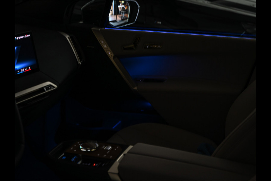 BMW iX xDrive45 101 kWh | NL-auto | Comfort access | Soft close | Iconic glow | Adaptive led | Sky lounge | Driving assistant prof. | Dab+ | Harman/kardon |