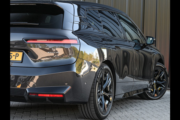 BMW iX xDrive45 101 kWh | NL-auto | Comfort access | Soft close | Iconic glow | Adaptive led | Sky lounge | Driving assistant prof. | Dab+ | Harman/kardon |