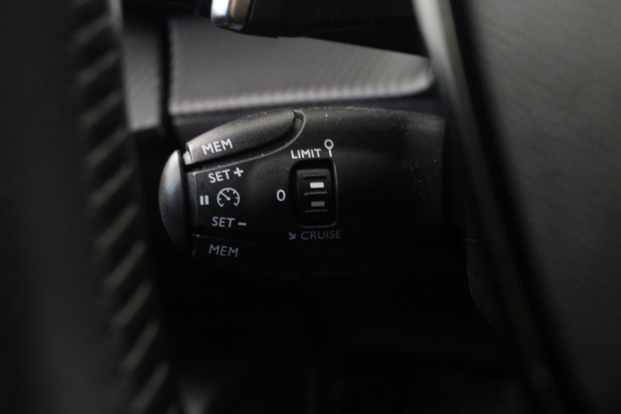 Peugeot 2008 1.2 PureTech Allure |Navi|Camera|