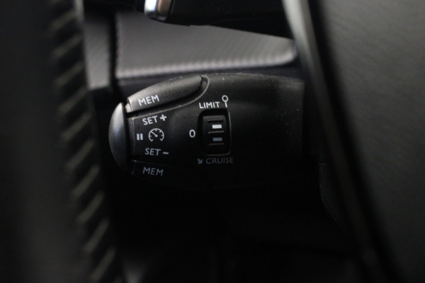 Peugeot 2008 1.2 PureTech Allure |Navi|Camera|