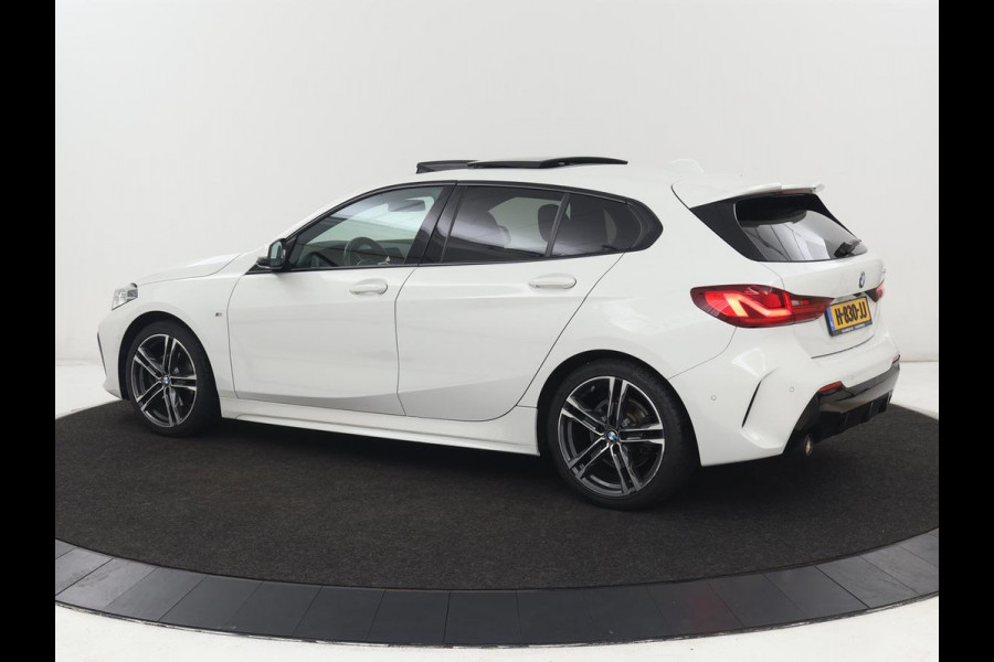 BMW 1-serie 118i High Executive Edition | M Sport | Panoramadak | Leder | Stoelverwarming | Camera | Carplay | Live Cockpit | Sfeerverlichting | Trekhaak | Navigatie | Sportstoelen | Park Assist | DAB | Climate control