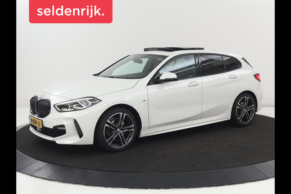 BMW 1-serie 118i High Executive Edition | M Sport | Panoramadak | Leder | Stoelverwarming | Camera | Carplay | Live Cockpit | Sfeerverlichting | Trekhaak | Navigatie | Sportstoelen | Park Assist | DAB | Climate control