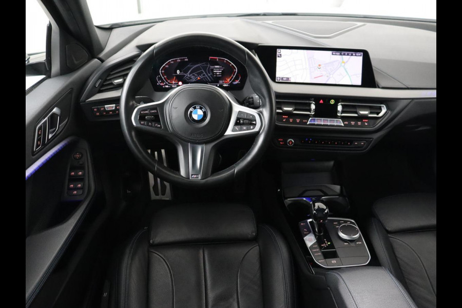 BMW 1-serie 118i High Executive Edition | M Sport | Panoramadak | Leder | Stoelverwarming | Camera | Carplay | Live Cockpit | Sfeerverlichting | Trekhaak | Navigatie | Sportstoelen | Park Assist | DAB | Climate control