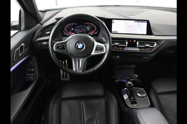 BMW 1-serie 118i High Executive Edition | M Sport | Panoramadak | Leder | Stoelverwarming | Camera | Carplay | Live Cockpit | Sfeerverlichting | Trekhaak | Navigatie | Sportstoelen | Park Assist | DAB | Climate control