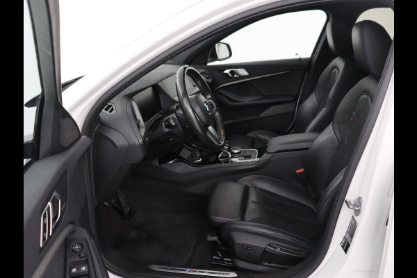 BMW 1-serie 118i High Executive Edition | M Sport | Panoramadak | Leder | Stoelverwarming | Camera | Carplay | Live Cockpit | Sfeerverlichting | Trekhaak | Navigatie | Sportstoelen | Park Assist | DAB | Climate control
