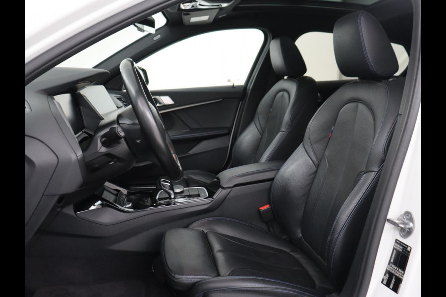 BMW 1-serie 118i High Executive Edition | M Sport | Panoramadak | Leder | Stoelverwarming | Camera | Carplay | Live Cockpit | Sfeerverlichting | Trekhaak | Navigatie | Sportstoelen | Park Assist | DAB | Climate control