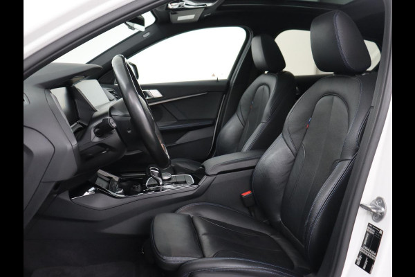 BMW 1-serie 118i High Executive Edition | M Sport | Panoramadak | Leder | Stoelverwarming | Camera | Carplay | Live Cockpit | Sfeerverlichting | Trekhaak | Navigatie | Sportstoelen | Park Assist | DAB | Climate control