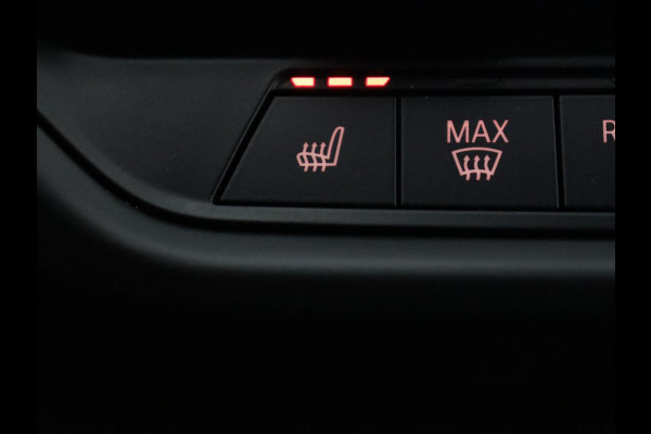 BMW 1-serie 118i High Executive Edition | M Sport | Panoramadak | Leder | Stoelverwarming | Camera | Carplay | Live Cockpit | Sfeerverlichting | Trekhaak | Navigatie | Sportstoelen | Park Assist | DAB | Climate control