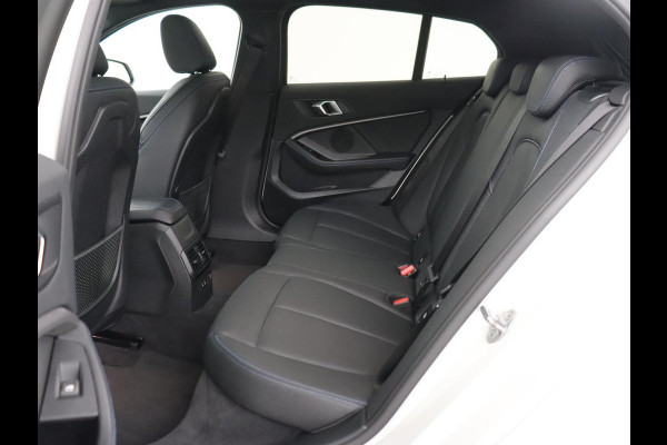 BMW 1-serie 118i High Executive Edition | M Sport | Panoramadak | Leder | Stoelverwarming | Camera | Carplay | Live Cockpit | Sfeerverlichting | Trekhaak | Navigatie | Sportstoelen | Park Assist | DAB | Climate control