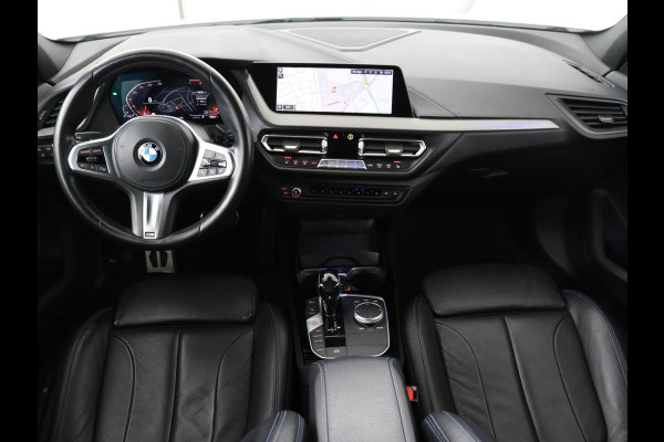 BMW 1-serie 118i High Executive Edition | M Sport | Panoramadak | Leder | Stoelverwarming | Camera | Carplay | Live Cockpit | Sfeerverlichting | Trekhaak | Navigatie | Sportstoelen | Park Assist | DAB | Climate control