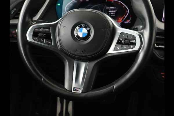 BMW 1-serie 118i High Executive Edition | M Sport | Panoramadak | Leder | Stoelverwarming | Camera | Carplay | Live Cockpit | Sfeerverlichting | Trekhaak | Navigatie | Sportstoelen | Park Assist | DAB | Climate control