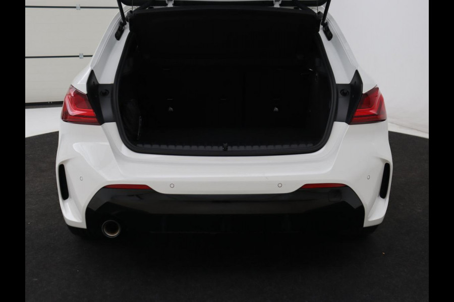 BMW 1-serie 118i High Executive Edition | M Sport | Panoramadak | Leder | Stoelverwarming | Camera | Carplay | Live Cockpit | Sfeerverlichting | Trekhaak | Navigatie | Sportstoelen | Park Assist | DAB | Climate control