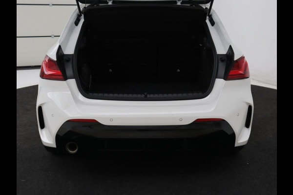 BMW 1-serie 118i High Executive Edition | M Sport | Panoramadak | Leder | Stoelverwarming | Camera | Carplay | Live Cockpit | Sfeerverlichting | Trekhaak | Navigatie | Sportstoelen | Park Assist | DAB | Climate control