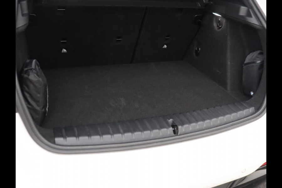 BMW 1-serie 118i High Executive Edition | M Sport | Panoramadak | Leder | Stoelverwarming | Camera | Carplay | Live Cockpit | Sfeerverlichting | Trekhaak | Navigatie | Sportstoelen | Park Assist | DAB | Climate control