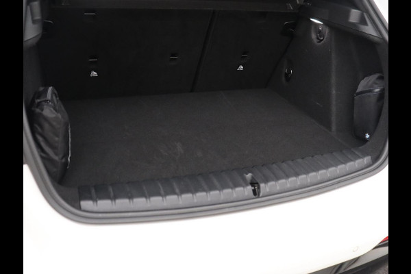 BMW 1-serie 118i High Executive Edition | M Sport | Panoramadak | Leder | Stoelverwarming | Camera | Carplay | Live Cockpit | Sfeerverlichting | Trekhaak | Navigatie | Sportstoelen | Park Assist | DAB | Climate control