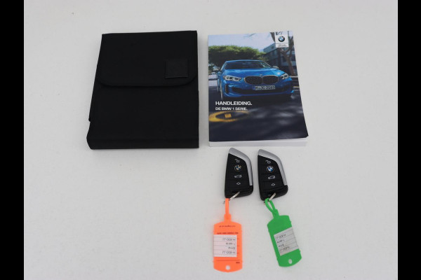 BMW 1-serie 118i High Executive Edition | M Sport | Panoramadak | Leder | Stoelverwarming | Camera | Carplay | Live Cockpit | Sfeerverlichting | Trekhaak | Navigatie | Sportstoelen | Park Assist | DAB | Climate control