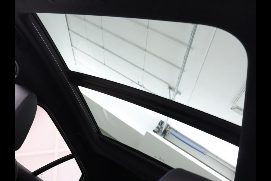 BMW 1-serie 118i High Executive Edition | M Sport | Panoramadak | Leder | Stoelverwarming | Camera | Carplay | Live Cockpit | Sfeerverlichting | Trekhaak | Navigatie | Sportstoelen | Park Assist | DAB | Climate control