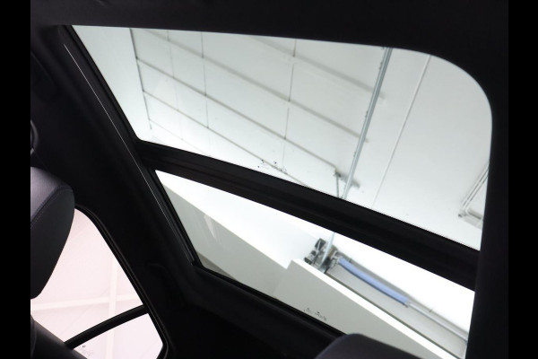 BMW 1-serie 118i High Executive Edition | M Sport | Panoramadak | Leder | Stoelverwarming | Camera | Carplay | Live Cockpit | Sfeerverlichting | Trekhaak | Navigatie | Sportstoelen | Park Assist | DAB | Climate control