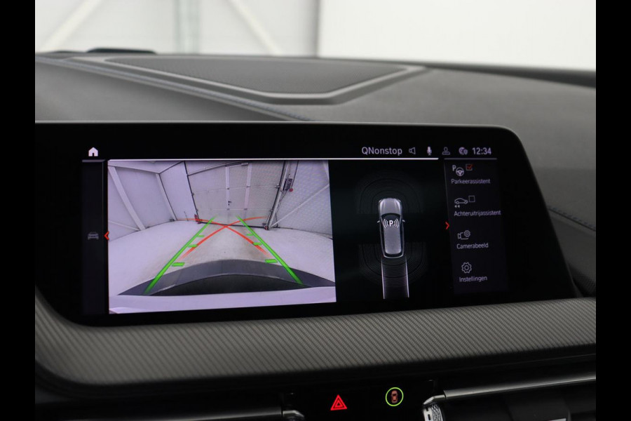 BMW 1-serie 118i High Executive Edition | M Sport | Panoramadak | Leder | Stoelverwarming | Camera | Carplay | Live Cockpit | Sfeerverlichting | Trekhaak | Navigatie | Sportstoelen | Park Assist | DAB | Climate control