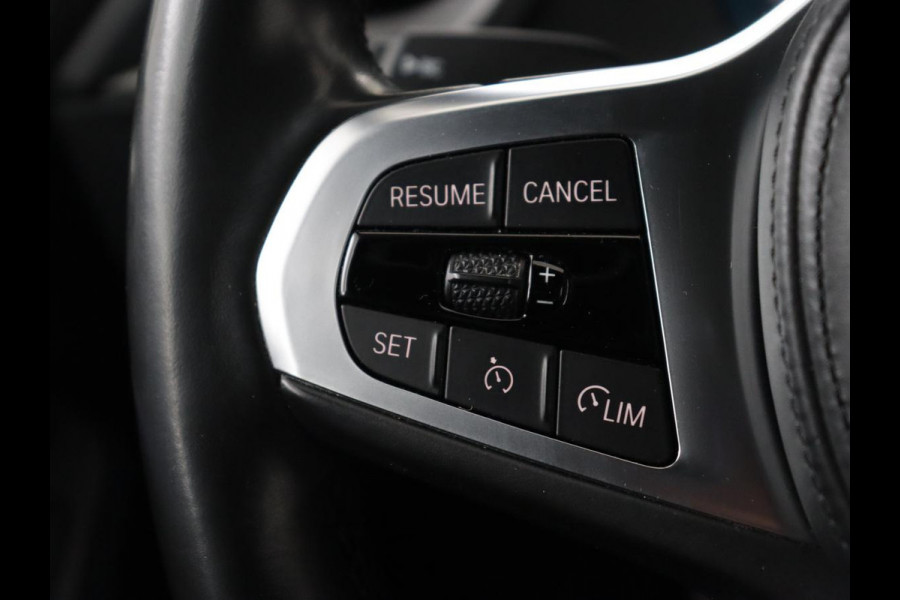 BMW 1-serie 118i High Executive Edition | M Sport | Panoramadak | Leder | Stoelverwarming | Camera | Carplay | Live Cockpit | Sfeerverlichting | Trekhaak | Navigatie | Sportstoelen | Park Assist | DAB | Climate control