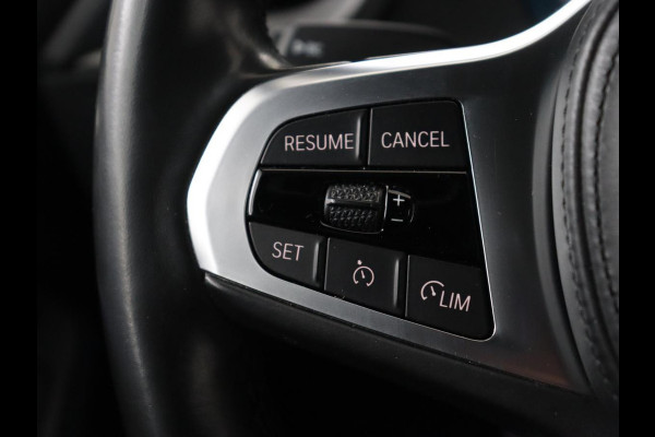 BMW 1-serie 118i High Executive Edition | M Sport | Panoramadak | Leder | Stoelverwarming | Camera | Carplay | Live Cockpit | Sfeerverlichting | Trekhaak | Navigatie | Sportstoelen | Park Assist | DAB | Climate control