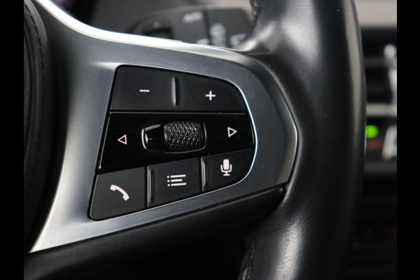 BMW 1-serie 118i High Executive Edition | M Sport | Panoramadak | Leder | Stoelverwarming | Camera | Carplay | Live Cockpit | Sfeerverlichting | Trekhaak | Navigatie | Sportstoelen | Park Assist | DAB | Climate control