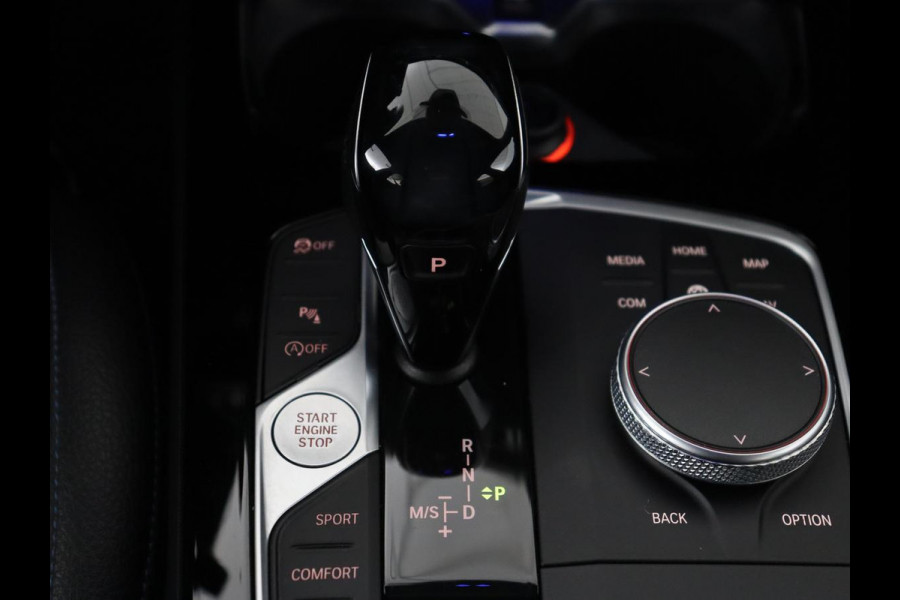 BMW 1-serie 118i High Executive Edition | M Sport | Panoramadak | Leder | Stoelverwarming | Camera | Carplay | Live Cockpit | Sfeerverlichting | Trekhaak | Navigatie | Sportstoelen | Park Assist | DAB | Climate control