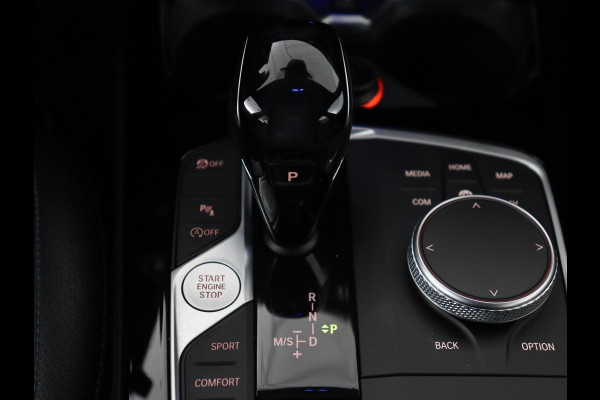 BMW 1-serie 118i High Executive Edition | M Sport | Panoramadak | Leder | Stoelverwarming | Camera | Carplay | Live Cockpit | Sfeerverlichting | Trekhaak | Navigatie | Sportstoelen | Park Assist | DAB | Climate control