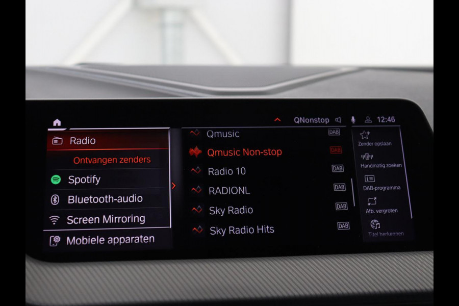 BMW 1-serie 118i High Executive Edition | M Sport | Panoramadak | Leder | Stoelverwarming | Camera | Carplay | Live Cockpit | Sfeerverlichting | Trekhaak | Navigatie | Sportstoelen | Park Assist | DAB | Climate control